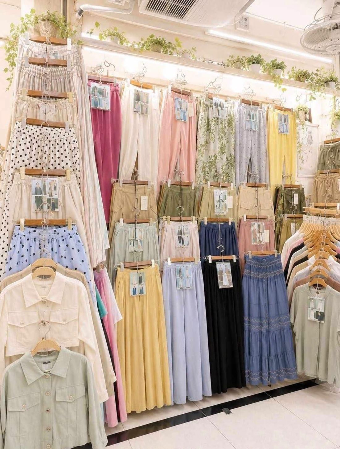 Mga damit sa isang wholesale shop sa Bangkok