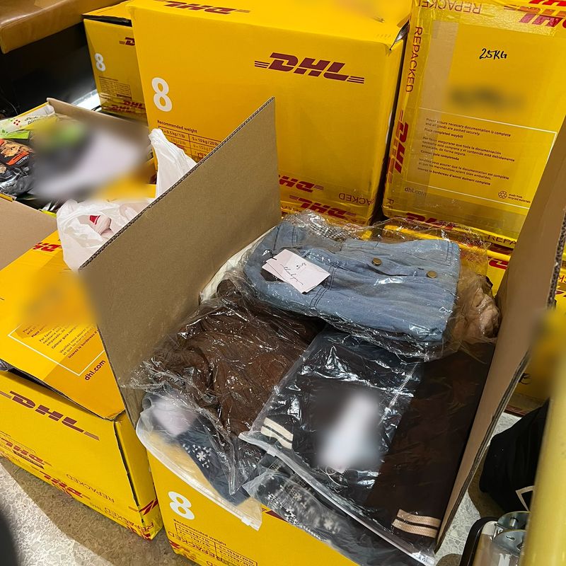 Mga DHL box na iniimpake bago ipadala