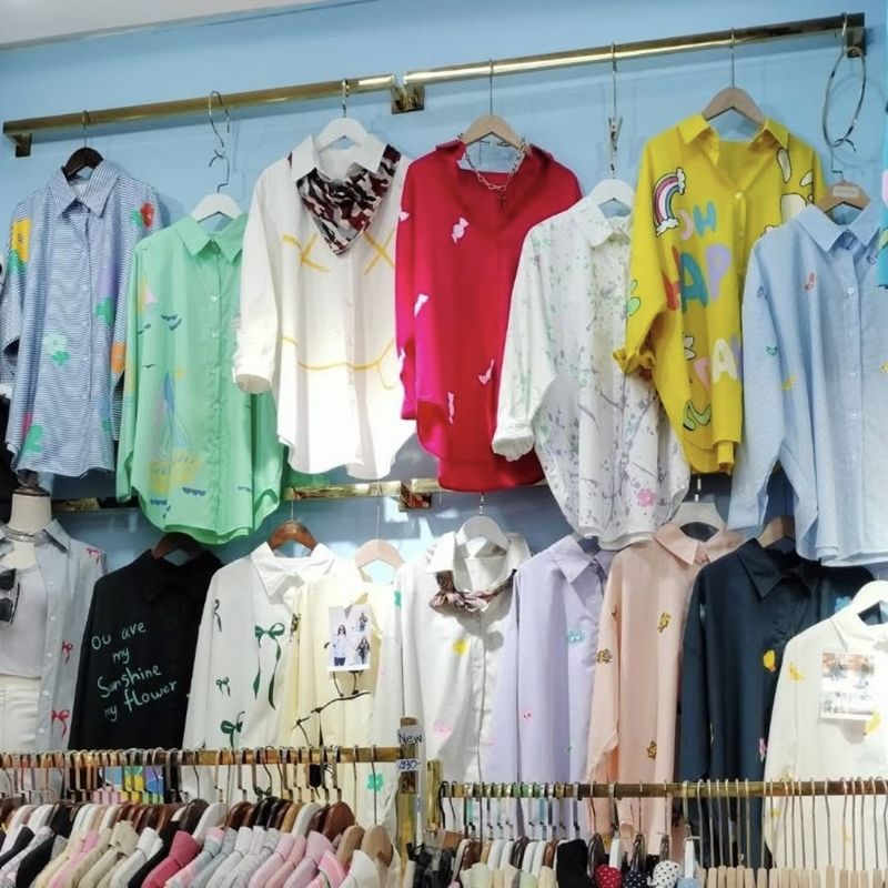 Mga makukulay na blouse sa isang wholesale shop sa Bangkok